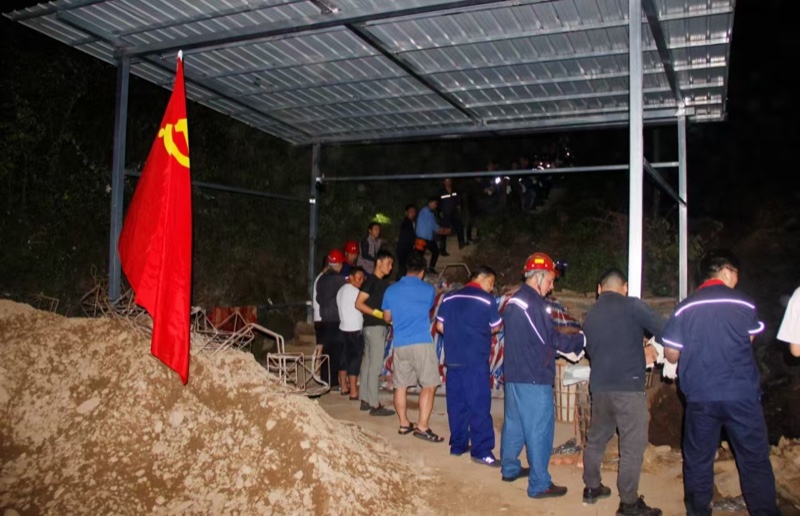 党旗在抢险抢修一线高高飘扬