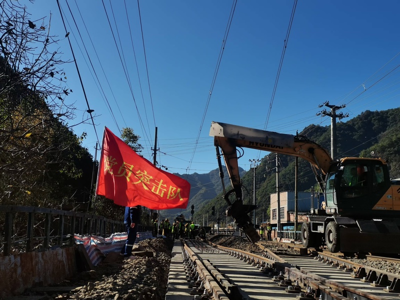 围绕中心，攻坚克难