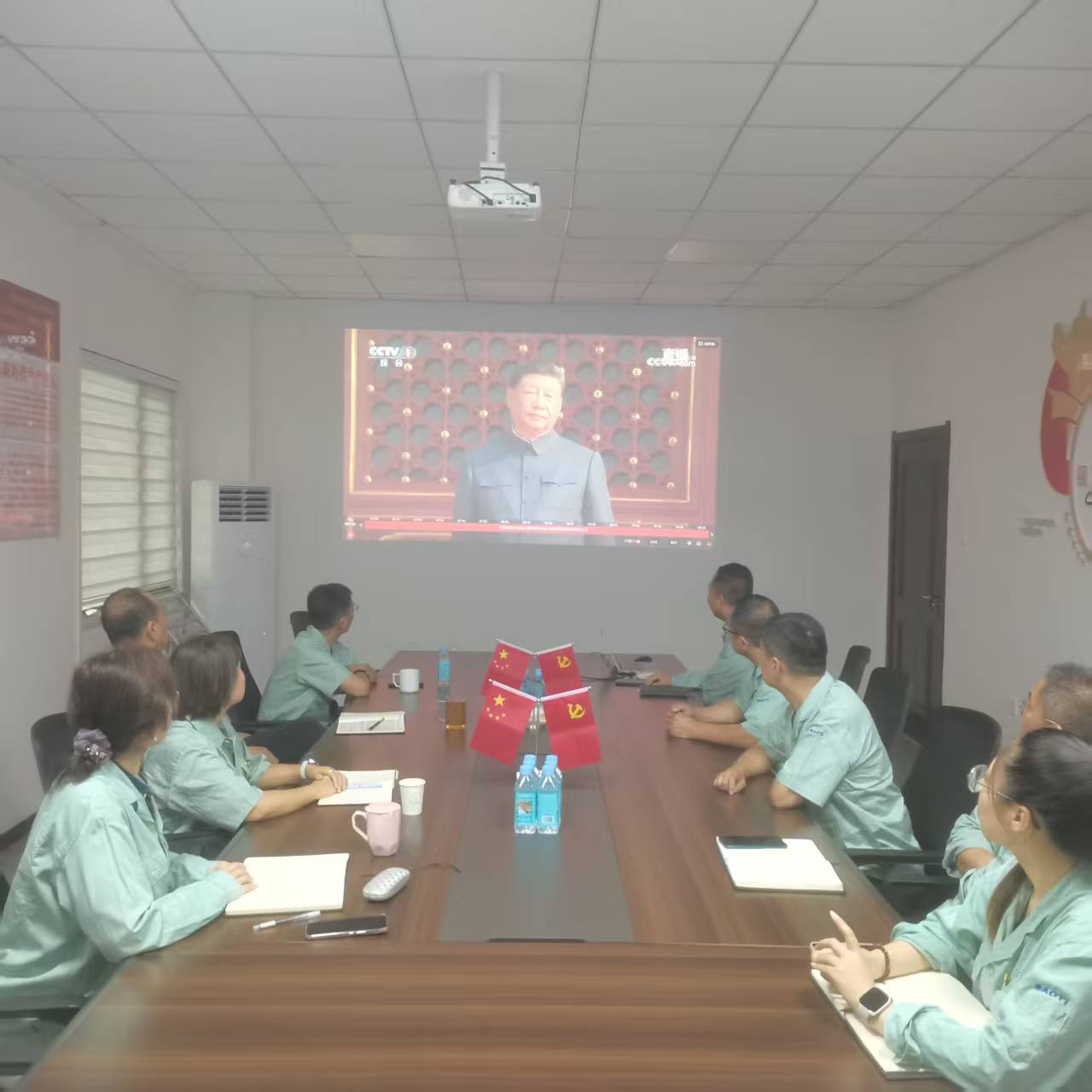 支部党员及班子领导观看9.3阅兵仪式