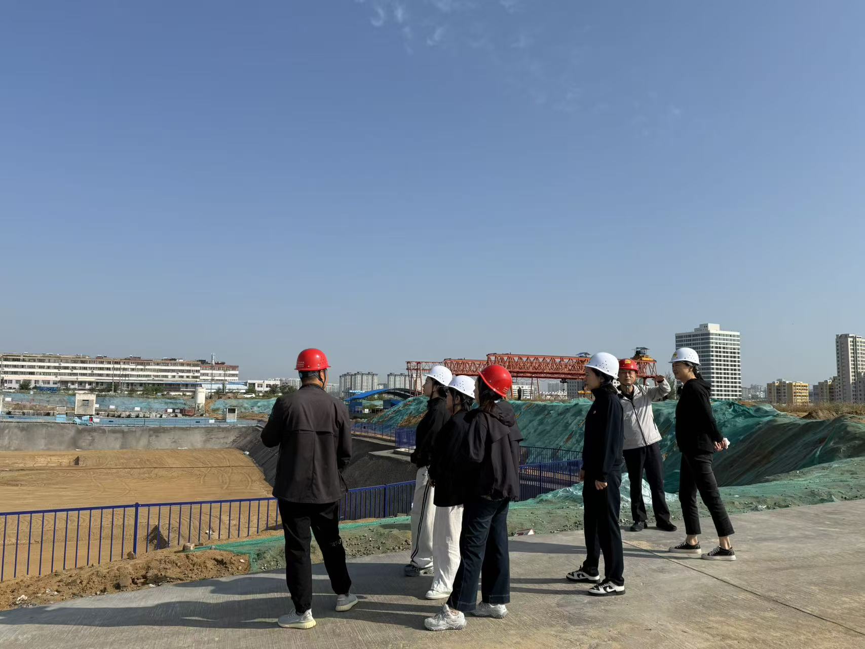 有色驼城党支部组织参观榆林小西沙项目部（X5地块）及建榆路特勤消防站