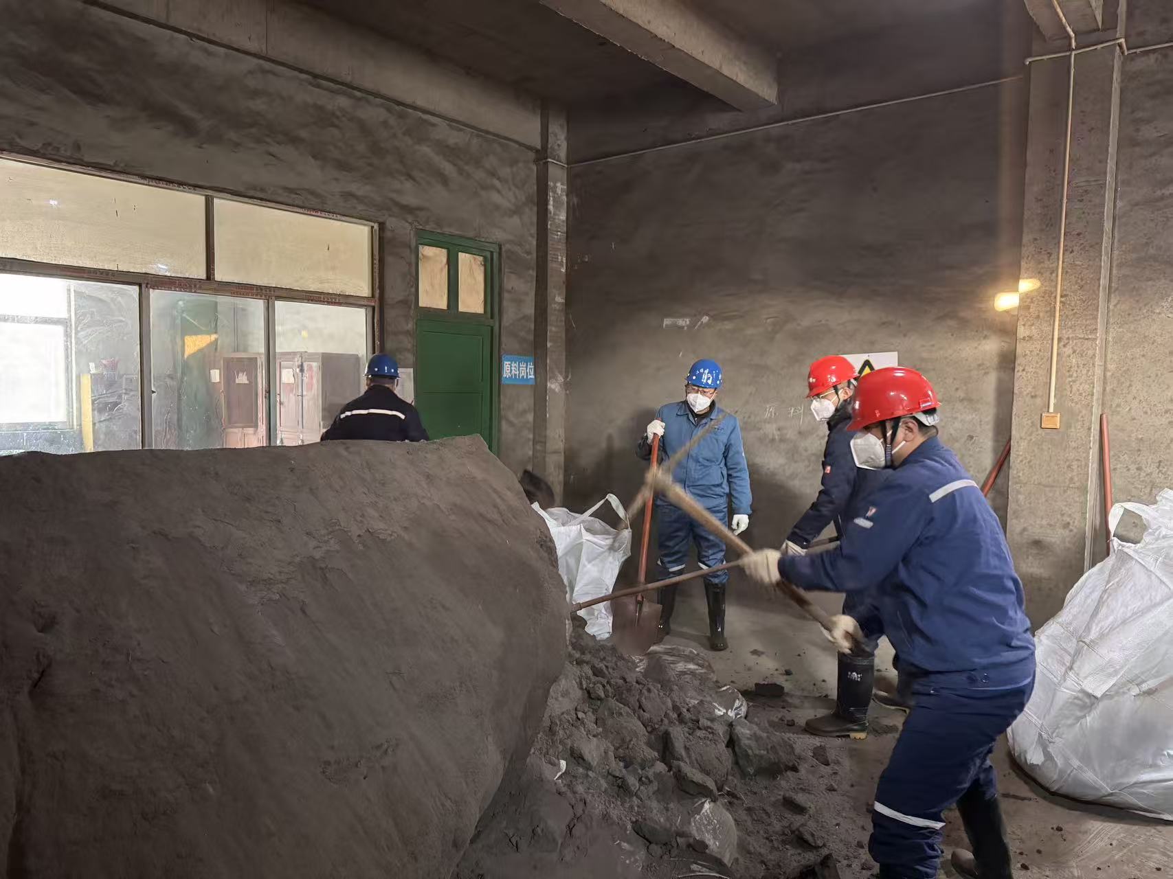 党员冲锋在前，高效完成锌精矿装袋攻坚任务