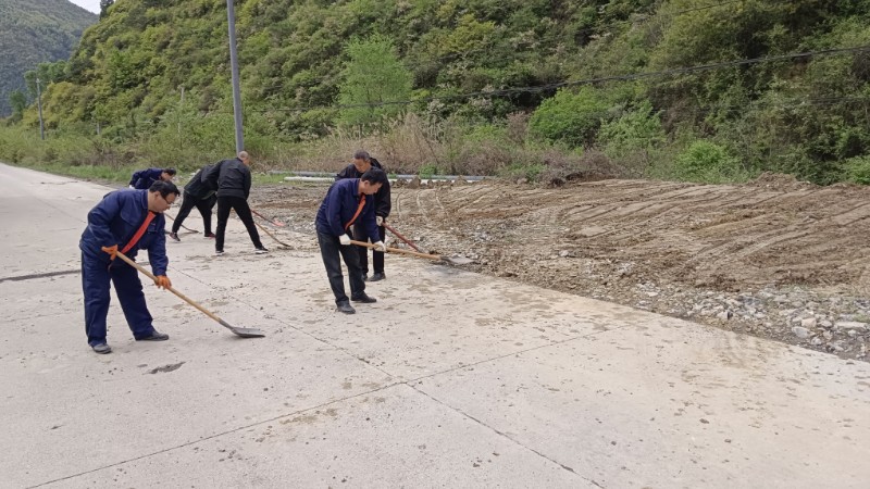 4月8日铅硐山铺路清障行动
