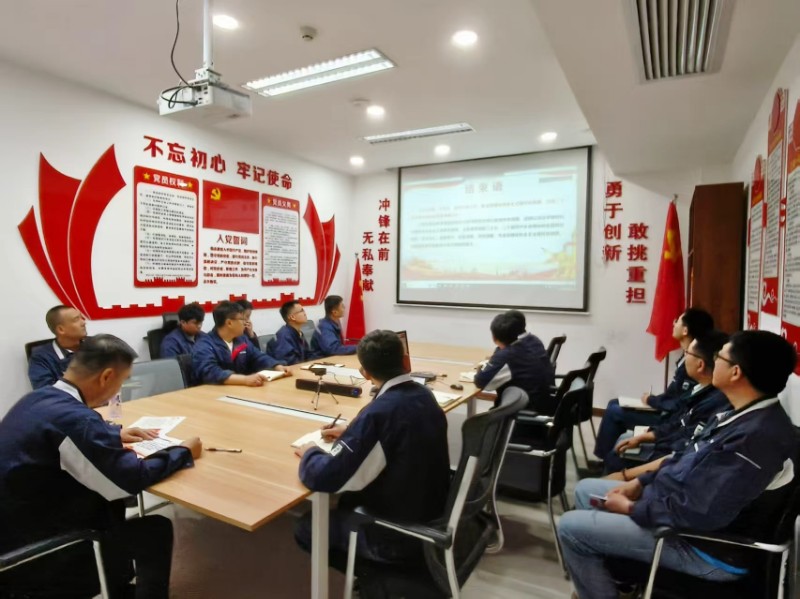 公司党委委员、总会计师罗建涛到公用事业部党支部宣讲全国两会精神